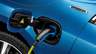 „Volvo V60 Plug-in Hybrid“ su „R Design“ apdaila