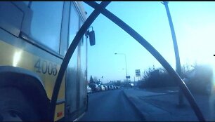 Dviratininkas nufilmavo, kaip autobusas ima jį lenkti ir tyčia spausti prie kelkra&scaron;čio.