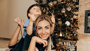 Gerda Žemaitė namuose papuo&scaron;ė Kalėdų eglę