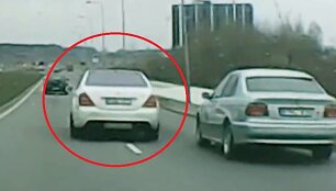 Mercedes blokuoja BMW
