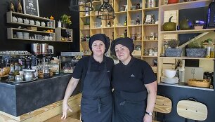 Reda Bajorinienė (de&scaron;inėje) į savo &scaron;eimos restoranėlį dirbti pasikvietė profesionalią virtuvės &scaron;efę Jolantą Sabinskaitę