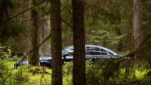 Kauno policija išgelbėjo miške pasiklydusio senjoro gyvybę – rastas nukritęs nuo šlaito