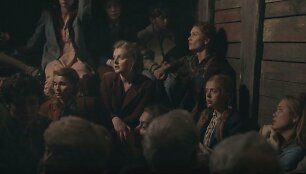 Kadras i&scaron; filmo &bdquo;Tarp pilkų debesų&ldquo;