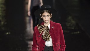 „Yves Saint Laurent“ 2019 m. pavasario ir vasaros kolekcijos modelis