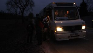 Mokyklon vežančio autobuso Norki&scaron;kės kaimo vaikai laukia aklinoje tamsoje