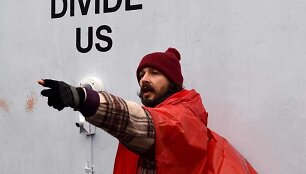 Shia LaBeoufas protesto akcijoje prie&scaron; Donaldą Trumpą 