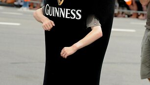 Parado dalyvis, apsirengęs kaip &bdquo;Guinness&ldquo; alus
