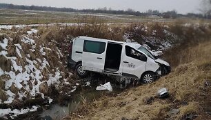 Į griovį nuriedėjęs mikroautobusas.