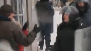 Ukrainos pareigūnas spjauna protestuotojui į veidą