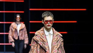 „Emporio Armani“ 2019–2020 m. rudens ir žiemos kolekcijos modelis