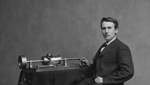 Thomas Edisonas su savo išrastu fonografu 1878 m. 