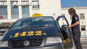 Taksistai tikrinami Vilniaus oro uoste ir &scaron;alia Geležinkelio stoties.