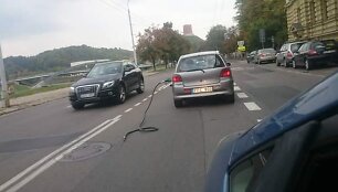 &bdquo;Toyota Yaris&ldquo; Vilniuje važinėjo su nutraukta degalinės žarna