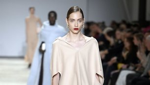 „Jil Sander“ 2020–2021 m. rudens ir žiemos kolekcijos modelis