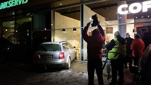 Į &bdquo;Coffee Inn&ldquo; kavinę Vilniuje rėžėsi automobilis