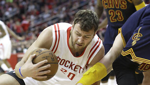 Donatas Motiejūnas ir LeBronas Jamesas
