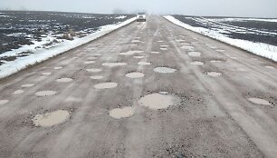 Kelias netoli Žygaičių, juo kasdien į mokyklą važiuoja mokyklinis autobusas.