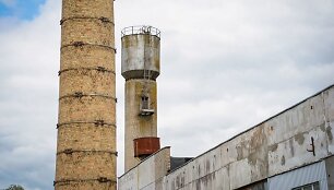 &Scaron;iųmetė žiema Panevėžio rajono gyventojams pateikė ne vieną i&scaron;bandymą. Spaudžiant stipriam &scaron;alčiui ir į&scaron;alui skverbiantis gilyn į žemę, Geležių kaimo gyventojai susidūrė su neeiline situacija &ndash; dėl už&scaron;alusio vandentiekio teko keisti kasdienius įpročius ir vandenį ne&scaron;tis i&scaron; &scaron;ulinių ar parduotuvių.