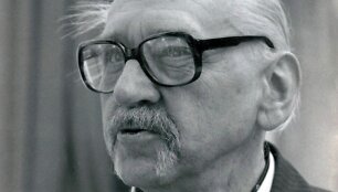 A. J. Greimas. 1985 m. 