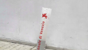 Venecijos meno bienalėje dalinti plastikiniai maišai šlapiems skėčiams susidėti tapo menininko D. Kolomyckio kūrinio dalimi