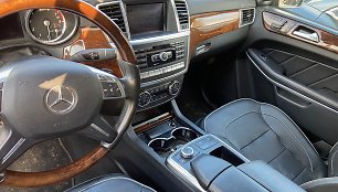 VMI parduodami prabangūs automobiliai: BMW, „Mercedes“, „Audi“, „Jeep“