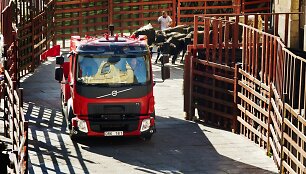 Dideli galinio vaizdo veidrodžiai tiksliojo vairavimo specialistui Robui Huntui leido ai&scaron;kiai matyti už jo bėgančius bulius ir bėgikus