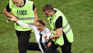 &bdquo;Pussy Riot&ldquo; Pasaulio futbolo čempionato finalo metu i&scaron;bėgo į aik&scaron;telę