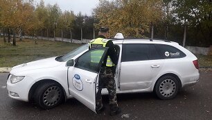 Sulaikytas latvio taksi automobilis su keleiviais indais