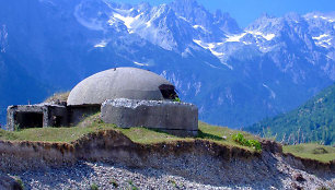 Bunkeris Albanijos alpėse. Tokių bunkerių Albanijoje įrengta apie 173 tūkst.