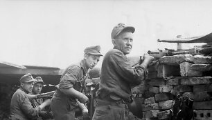 Vokiečių kariai ugnies pozicijoje (1944 m. rugpjūtis&ndash;rugsėjis)