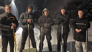 Sniegą kasti pasisiūlę vaikinai: &bdquo;Tokios reakcijos nesitikėjome&ldquo;