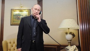 Vladimiras Putinas kalba telefonu.