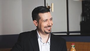 Juanas Carlosas Paganas Motosas