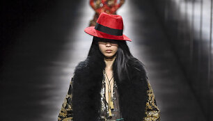 &bdquo;Saint Laurent&ldquo; 2019&ndash;2020 m. rudens ir žiemos kolekcijos modelis