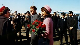 JAV prezidentas John F. Kennedy ir pirmoji &scaron;alies ponia Jacqueline Bouvier Kennedy 
