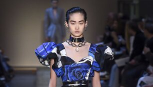 &bdquo;Alexander McQueen&ldquo; 2019&ndash;2020 m. rudens ir žiemos kolekcijos modelis