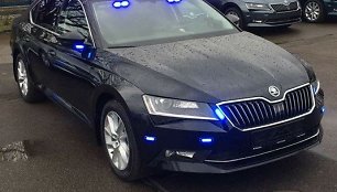 Latvijos policijos nežymėtas „Škoda Superb“