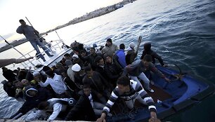 Į Italijai priklausančią salą plūsta tūkstančiai emigrantų.