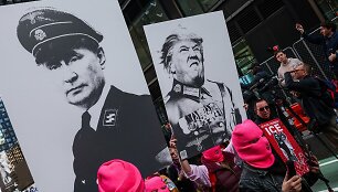 Protestuotojų laikomi plakatai su Vladimiro Putino ir Donaldo Trumpo atvaizdais