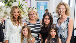 Violeta Repčenkaitė ir Ramunė Repčenkaitė-Majithia su mama Sabina Repčenkiene ir dukromis