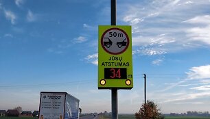 Atstumo tarp automobilių matuoklis