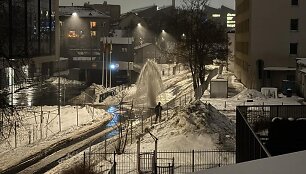 Naujamiestyje vidury gatvės i&scaron;siveržė fontanas