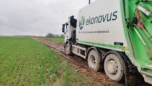  Viename Kėdainių rajono kaime vyko tikra šiukšliavežių gelbėjimo drama. Lauko keliuko, kuris oficialiai registruotas kaip gatvė, neįveikė net trys komunalininkų mašinos.