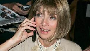 Anna Wintour vis dar naudoja seną atverčiamą telefoną