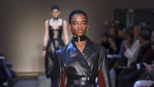 &bdquo;Alexander McQueen&ldquo; 2019&ndash;2020 m. rudens ir žiemos kolekcijos modelis