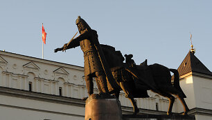 Katedros aik&scaron;tėje &ndash; Lietuvos kariai, vilkintys istorines uniformas ir senoviniai pabūklai.