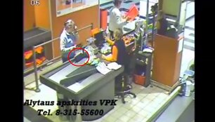 Rankų miklumas: atidžiai stebint vaizdo įra&scaron;ą nelengva pastebėti momentą, kaip dingsta prie kasos palikta rankinė.