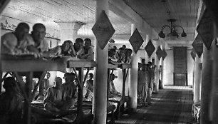 Nuteistų paauglių barakas Archangelsko srities lageryje 1945 m.