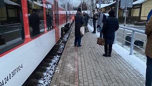 Vėl juda traukiniai Vilnius–Klaipėda ir Vilnius–Kaunas: buvo atšaukę 17 reisų, vežė autobusais