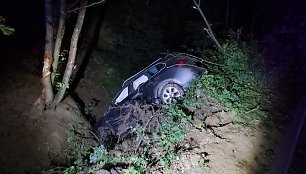 Kaune nuo skardžio nuskriejo jaunuolio nesuvaldyta „Opel“